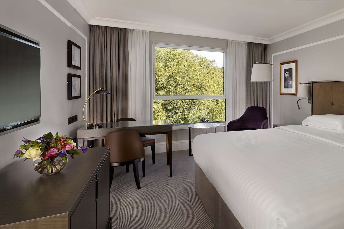 Hypo-allergenic bedding, minibar, in-room safe, blackout drapes