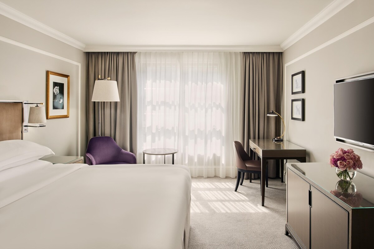 Hypo-allergenic bedding available, minibar, in-room safe