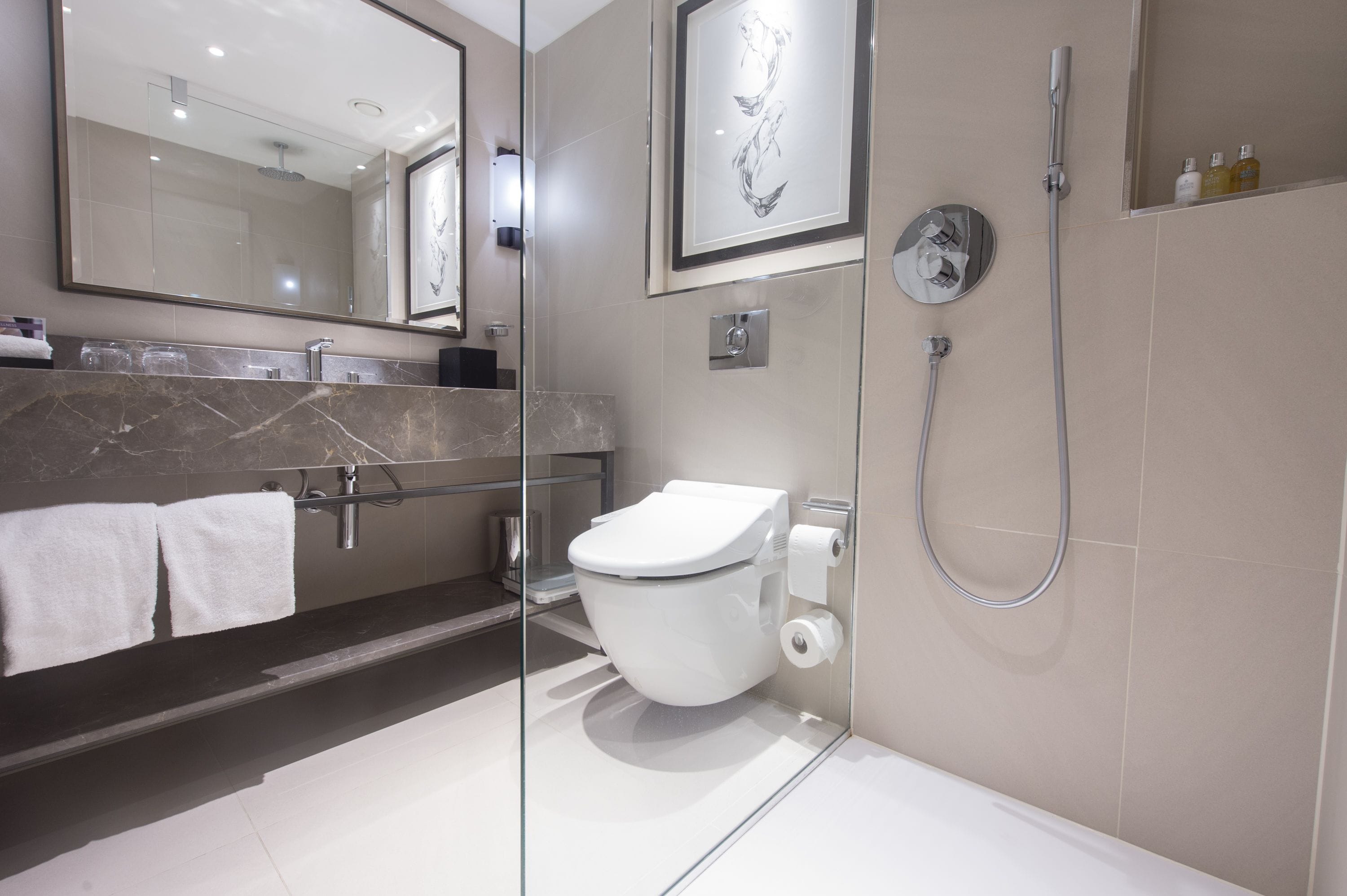 Miljøvenlige toiletartikler, hårtørrer, badekåber, hjemmesko