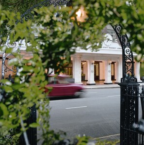 Ein Hotel Eingang mit einer Uhr und einem Schild mit der Aufschrift 'HYATT EMERGENCY LONDON'.
