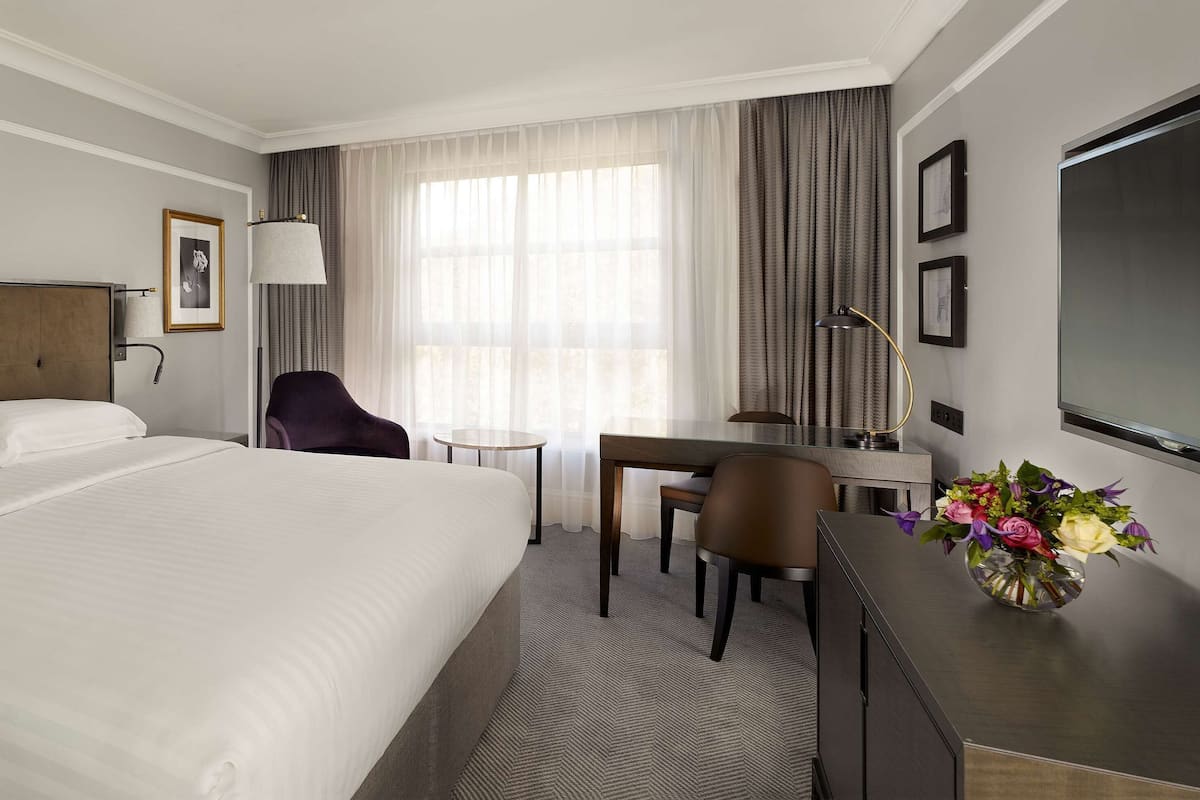 Hypo-allergenic bedding, minibar, in-room safe, blackout drapes