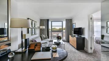 Regency, 套房, 阳台 | 起居区 | 42-英寸液晶电视(配备有线频道)、电视、收费电影