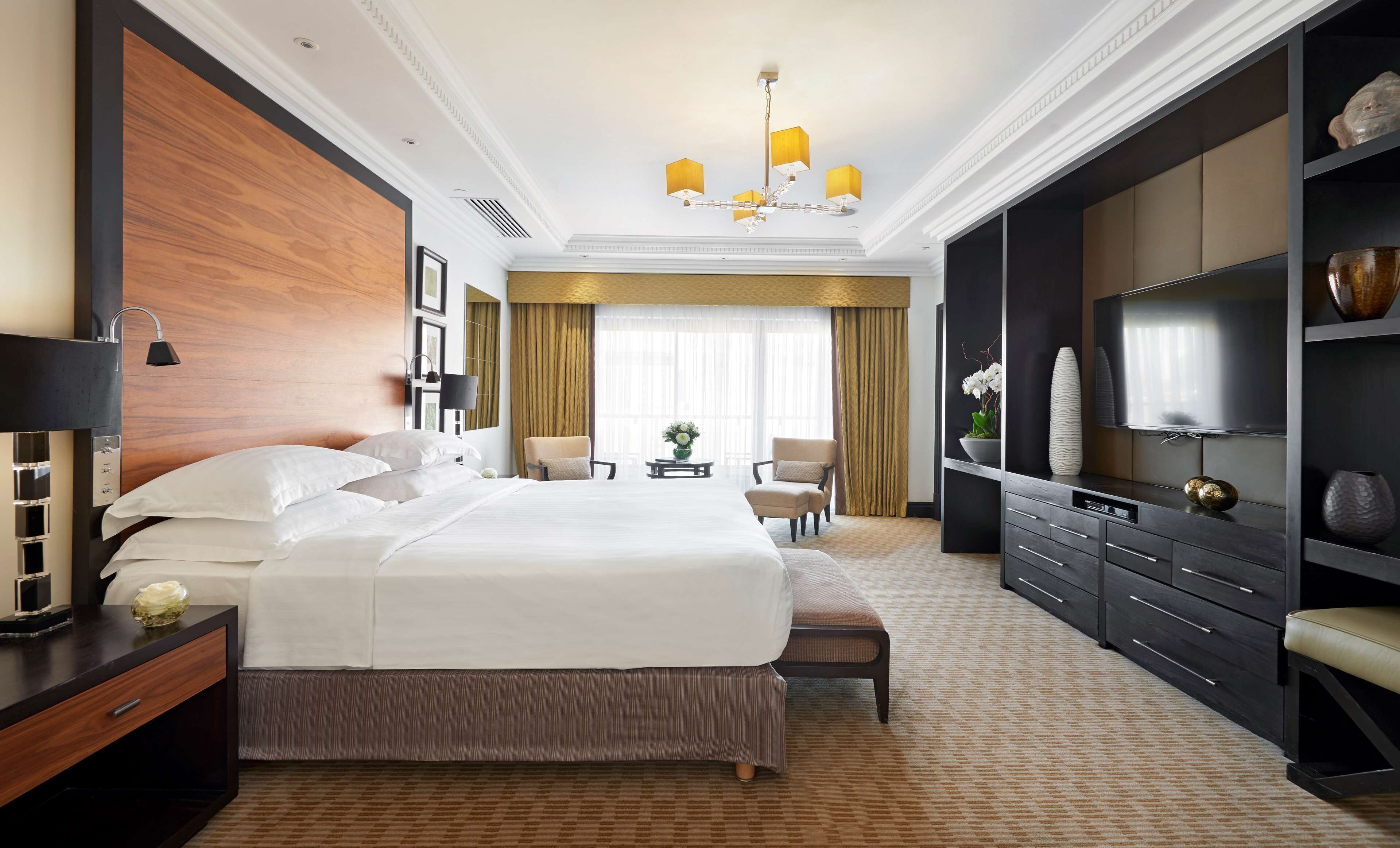 Hypo-allergenic bedding, minibar, in-room safe, blackout curtains