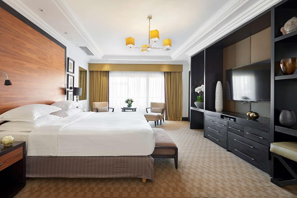 Hypo-allergenic bedding, minibar, in-room safe, blackout drapes