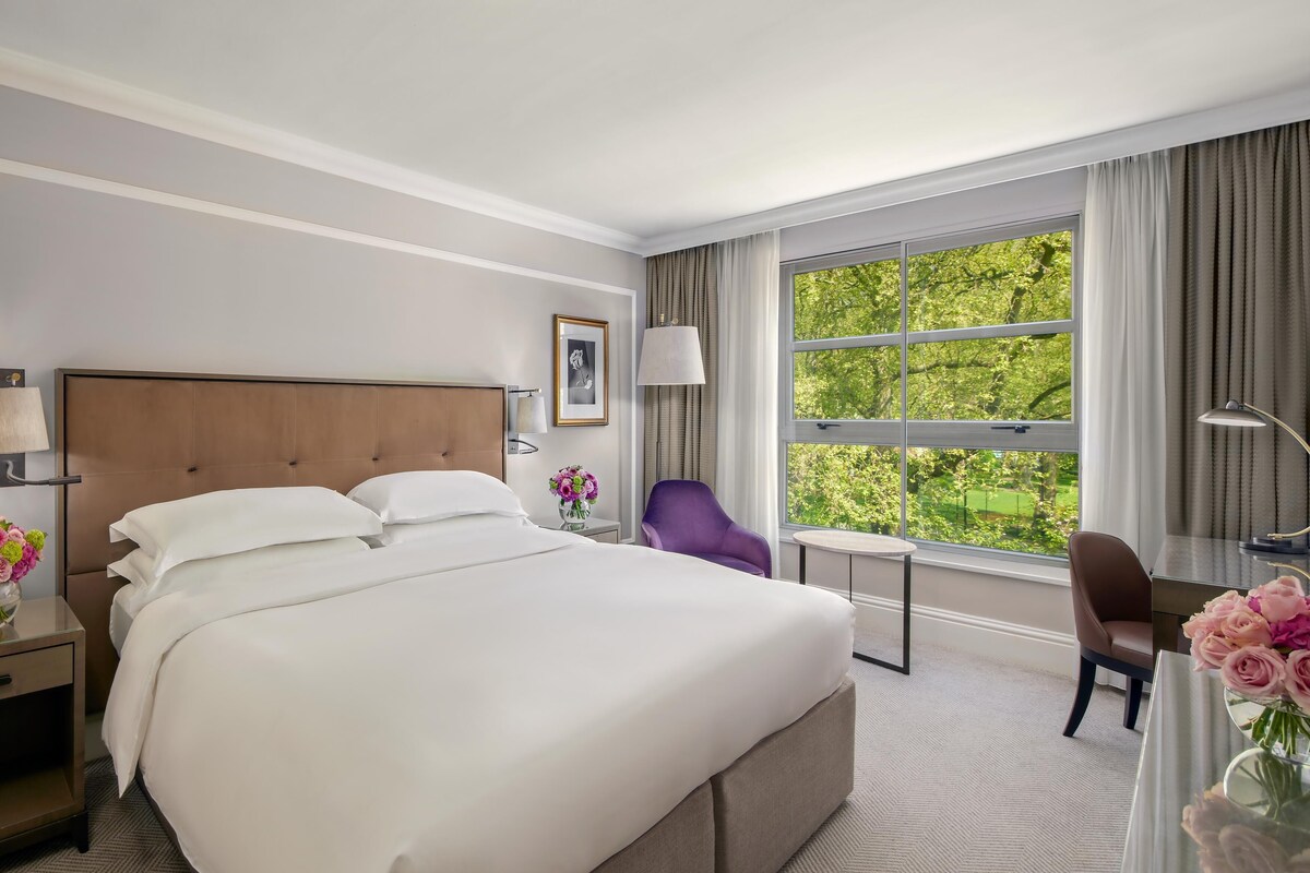 Hypo-allergenic bedding available, minibar, in-room safe