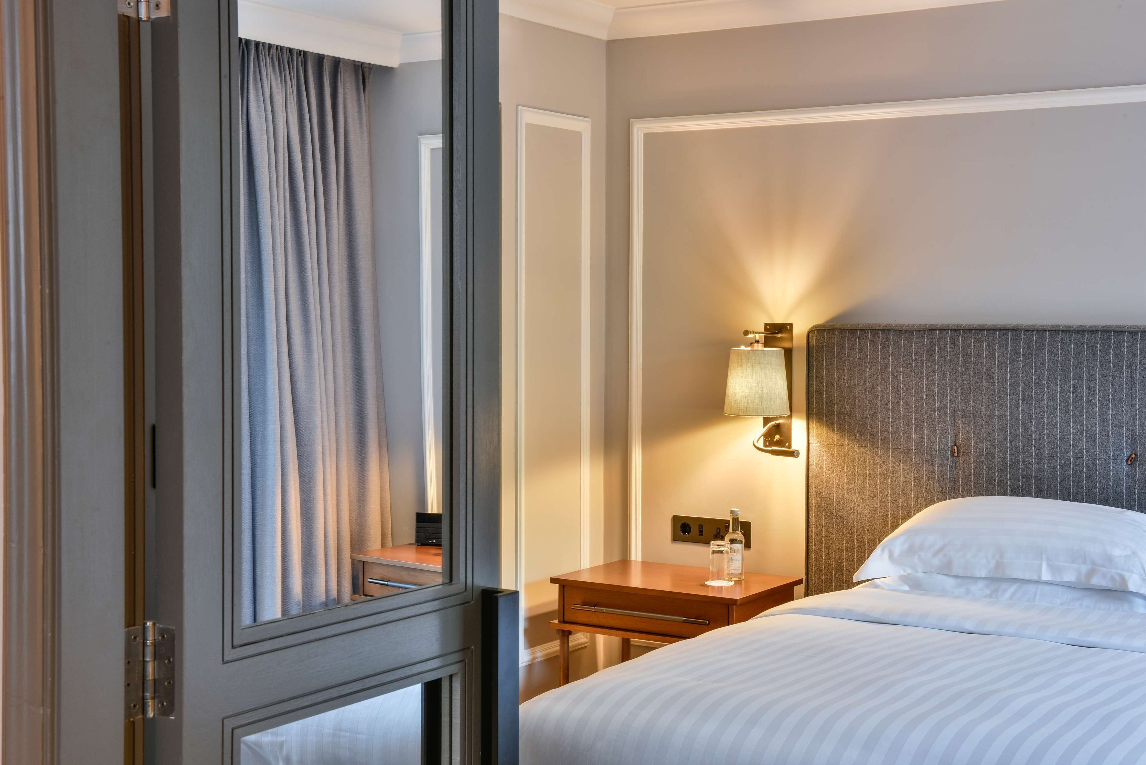 Literie hypoallergénique, minibar, coffres-forts dans les chambres
