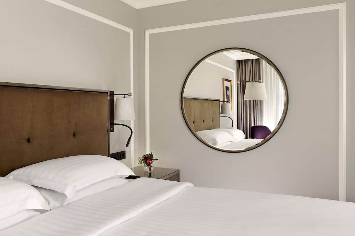 Hypo-allergenic bedding, minibar, in-room safe, blackout drapes