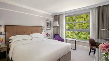 Hypo-allergenic bedding, minibar, in-room safe, blackout curtains