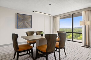 Allergitestet sengetøy, dundyner, skrivebord og strykejern/-brett