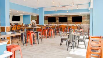 2 restaurants; breakfast, lunch and dinner served