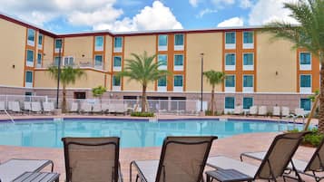 حمّام سباحة خارجي، مظلات على حمّام السباحة، مقاعد للتشمس