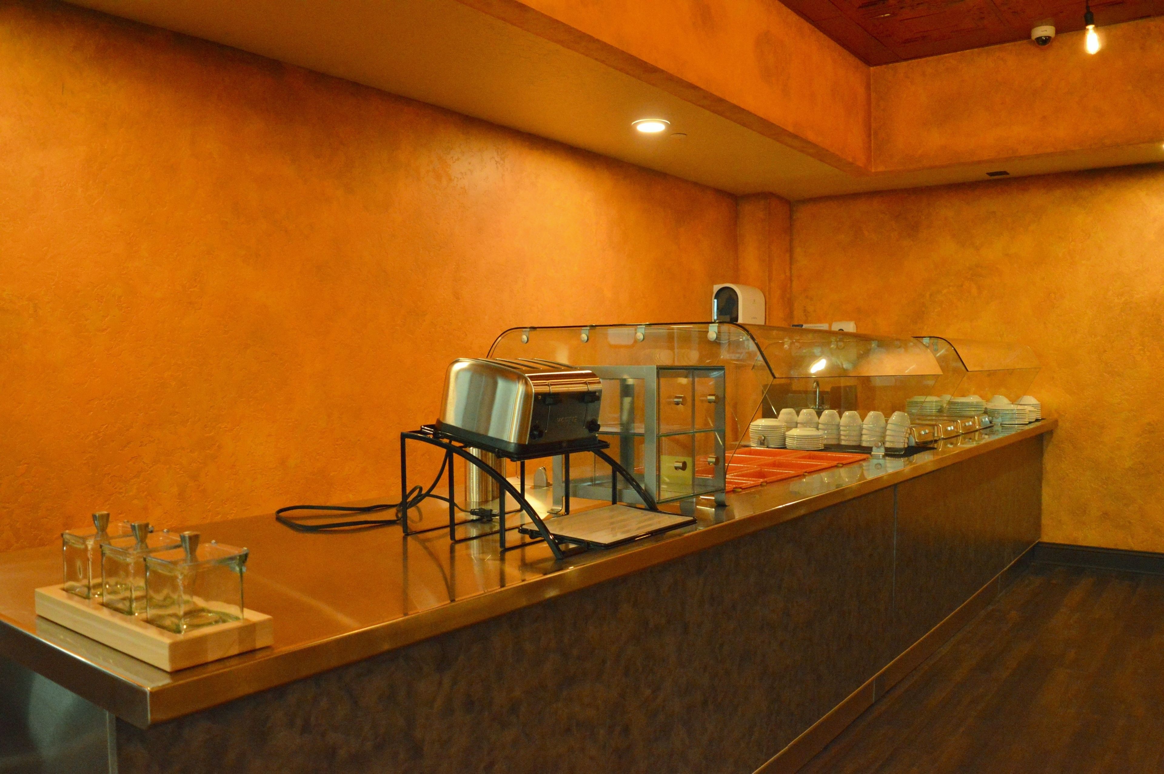 بوفيه فطور يوميًا بتكلفة قدرها (14.99 USD للشخص)