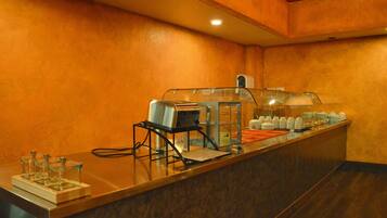 Päivittäinen buffetaamiainen (14.99 USD per henkilö)