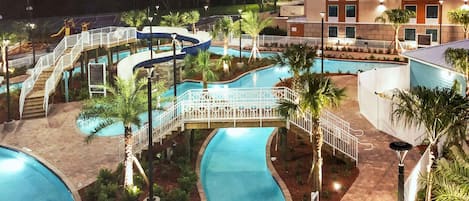 Piscine extérieure, parasols de plage, chaises longues