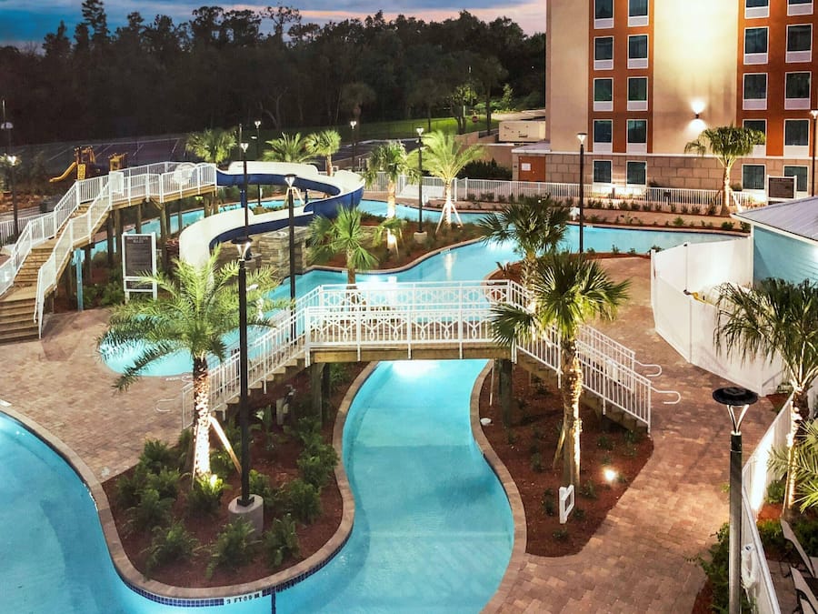 Ulkouima-allas, aurinkovarjoja, aurinkotuoleja