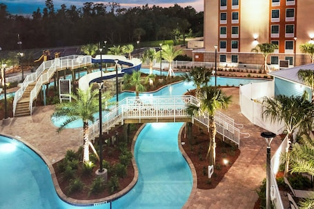Outdoor pool, pool umbrellas, sun loungers. Radisson Hotel Orlando Lake Buena Vista South