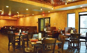 2 restaurants, servant le déjeuner et le dîner; cuisine mexicaine