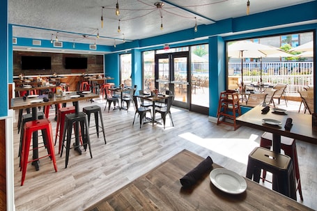 2 من المطاعم، حيث تُقدم وجبات الإفطار، الغداء، العشاء، الاطباق المكسيكية. ريد لايون هوتل أورلاندو ليك بوينا فيستا ساوث