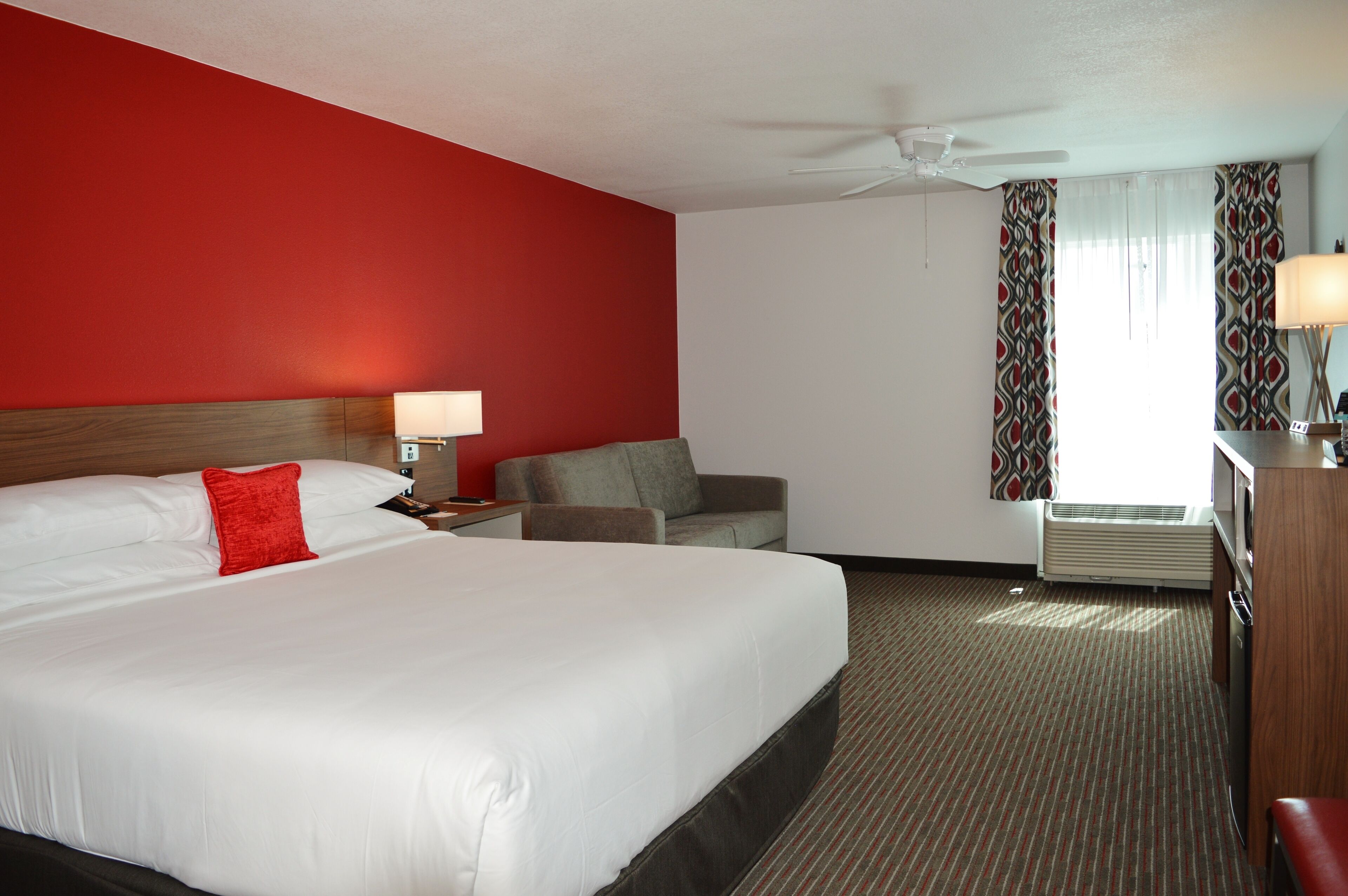 Cofres nos quartos, cortinas blackout, ferros/tábuas de passar roupa