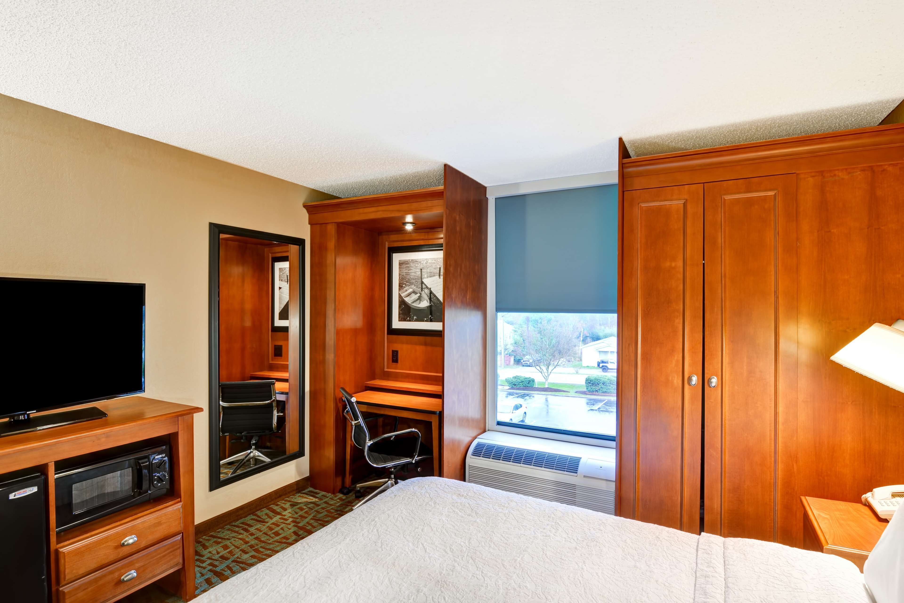 premium bedding, pillow-top beds, in-room safe, desk