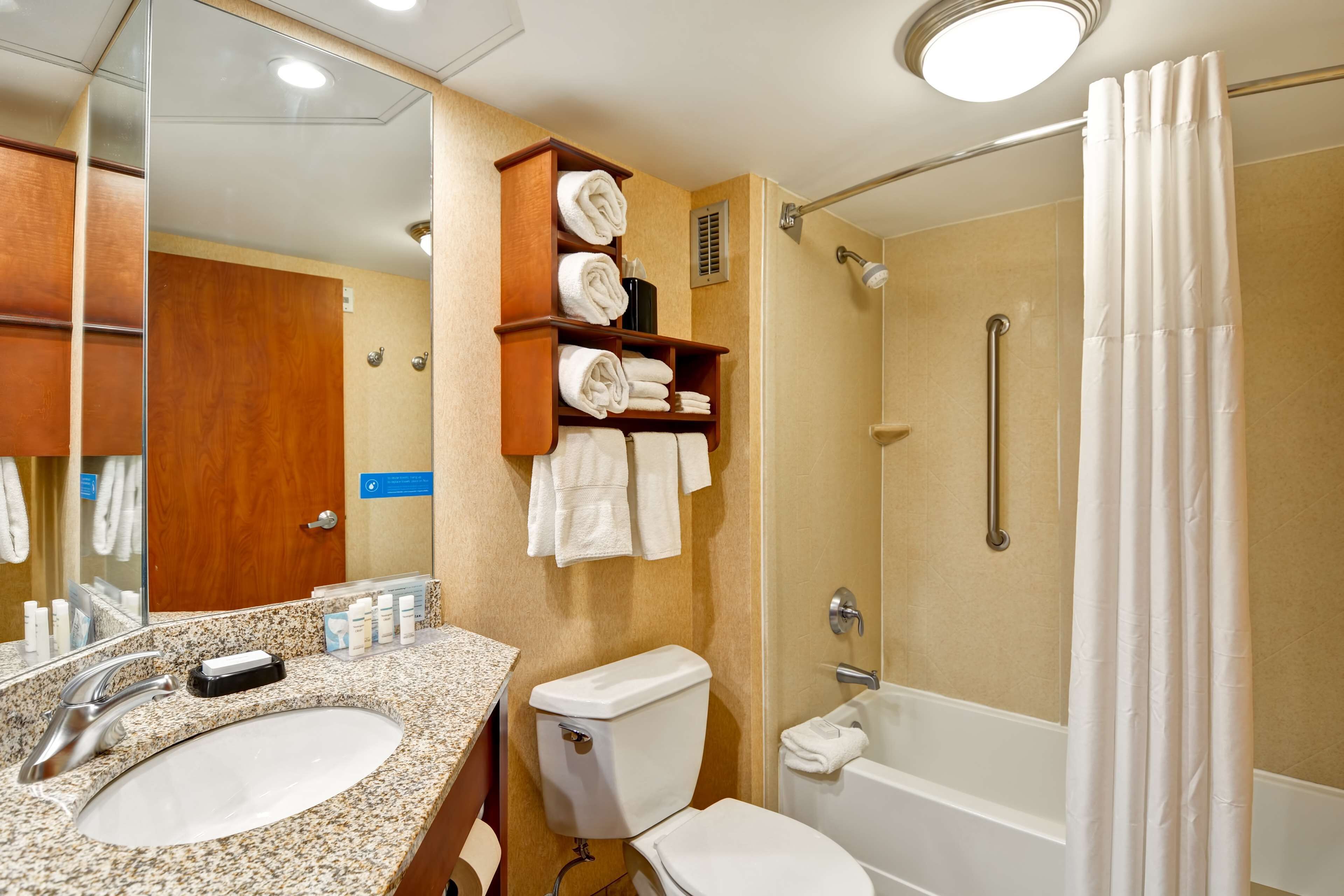 combined shower/bathtub, hydromassage showerhead, free toiletries