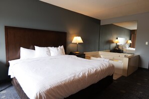 Desk, iron/ironing board, cots/infant beds, rollaway beds - Baymont by Wyndham Flint Airport North (Flint)