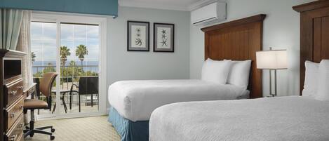 أغطية فراش متميزة وأسرّة بطبقة علوية مريحة وخزنة داخل الغرفة