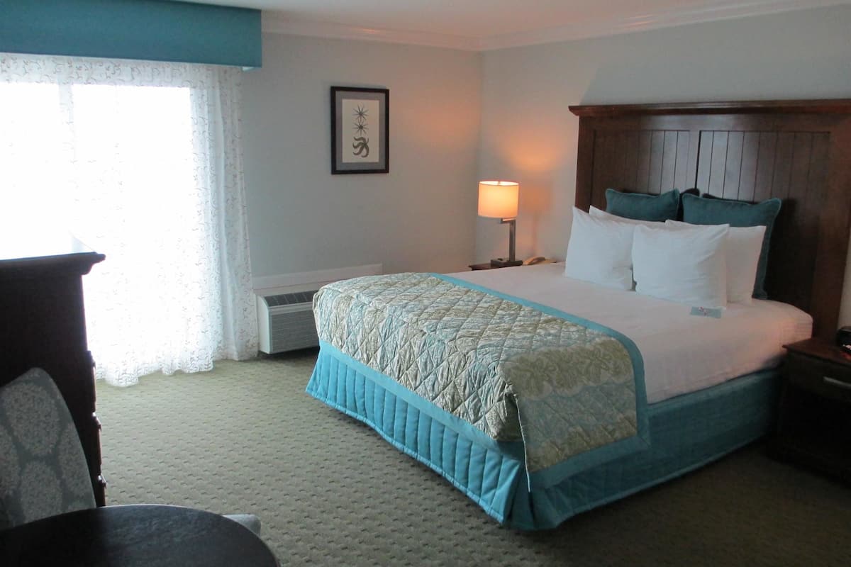 Premium bedding, pillowtop beds, in-room safe, blackout drapes