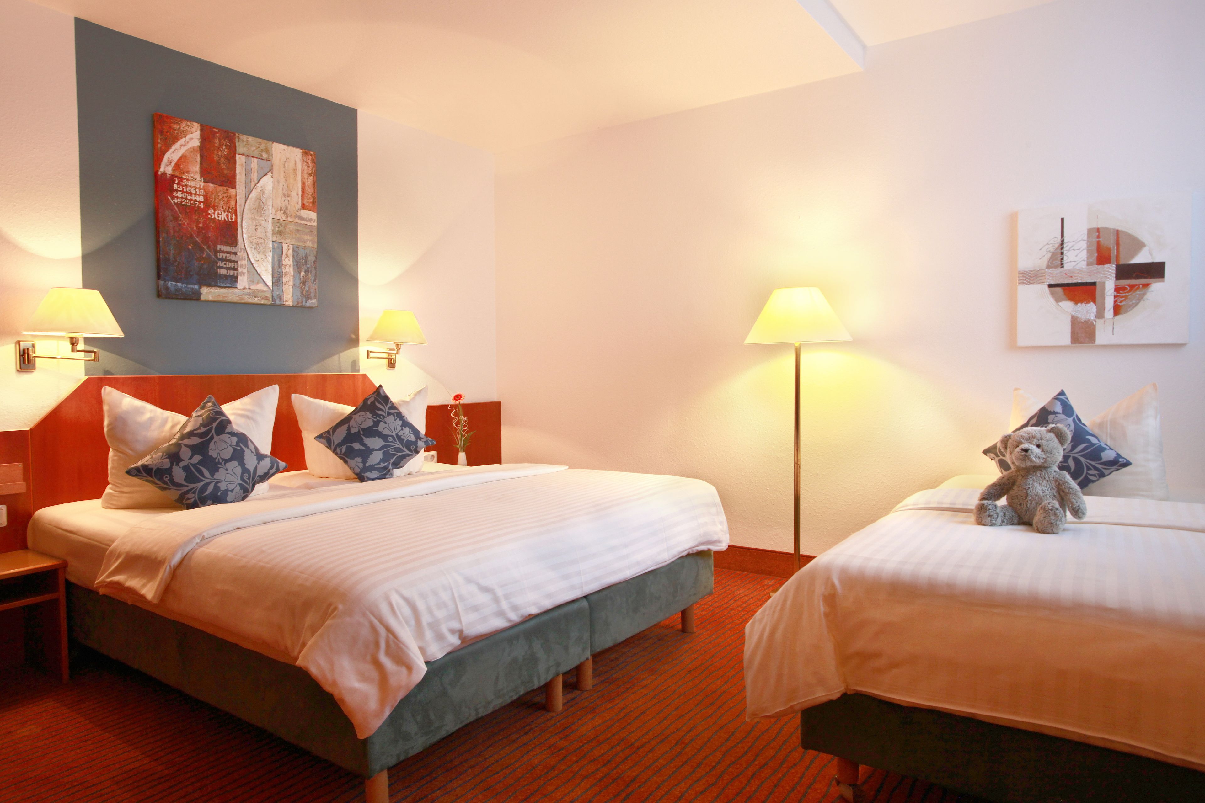 family room, 1 bedroom, non smoking | hypo-allergenic bedding, desk, iron/ironing board, cots/infant beds