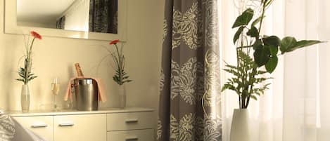 Kahden hengen comfort-huone | Ruokailu omassa huoneessa