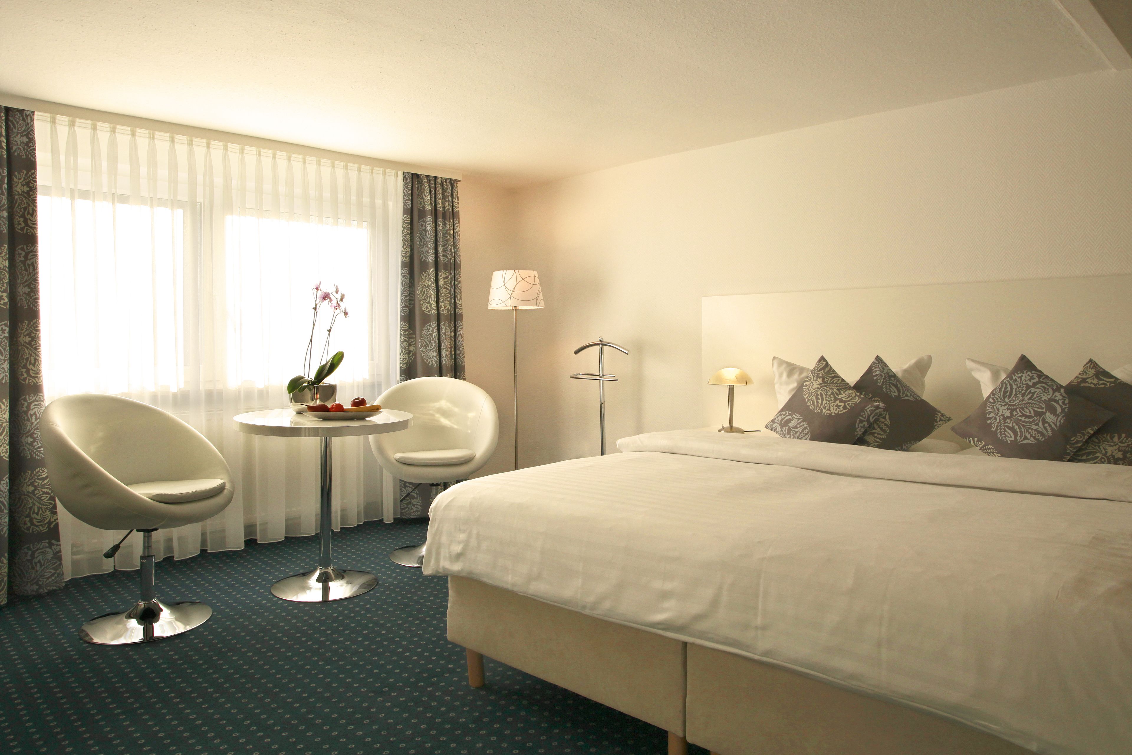 family room, 1 bedroom, non smoking | hypo-allergenic bedding, desk, iron/ironing board, cots/infant beds