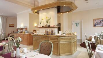 Tägliches Frühstücksbuffet (15 EUR pro Person)