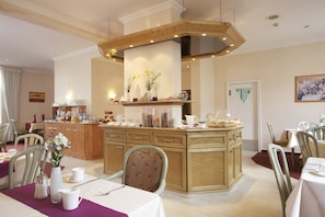 Petit déjeuner buffet (15 EUR par personne)
