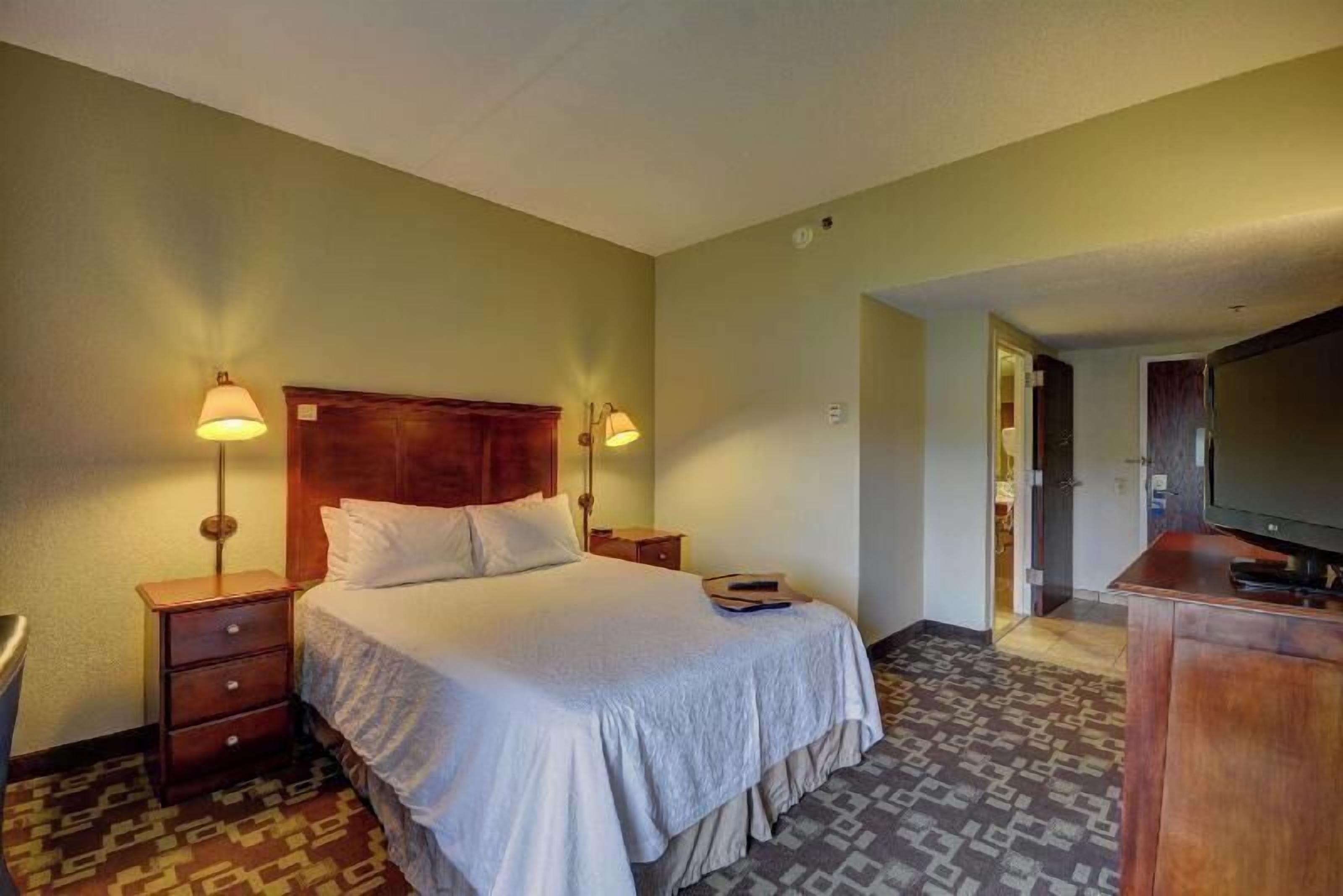 Hypo-allergenic bedding, in-room safe, desk, laptop workspace