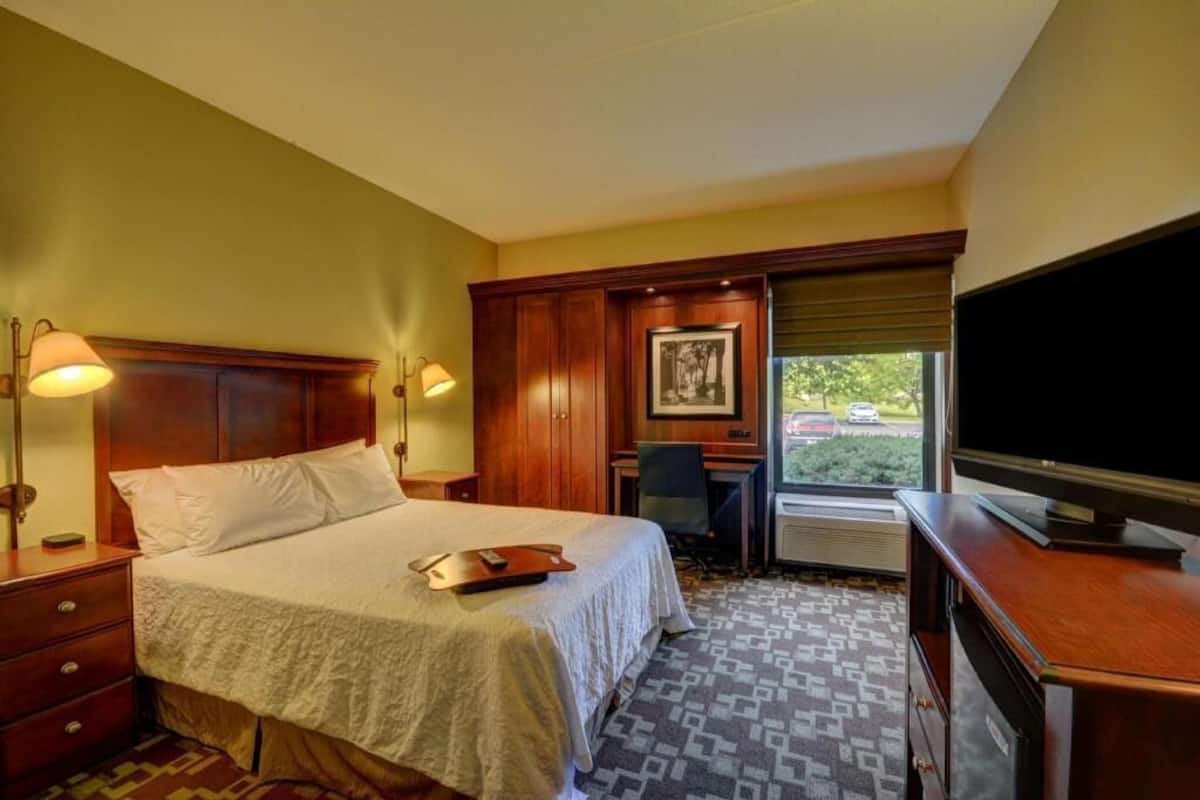 Hypo-allergenic bedding, in-room safe, desk, laptop workspace