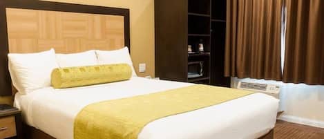 Escrivaninha, cortinas blackout, ferros/tábuas de passar roupa