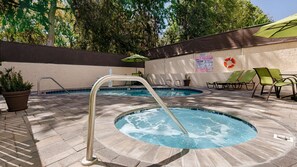 Outdoor pool - Best Western Plus Glendale (Los Angeles)