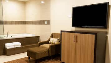 Skrivbord, mörkläggningsgardiner och strykjärn/strykbräda