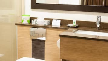 Amenidades de baño gratuitas, secadora de cabello, toallas, jabón