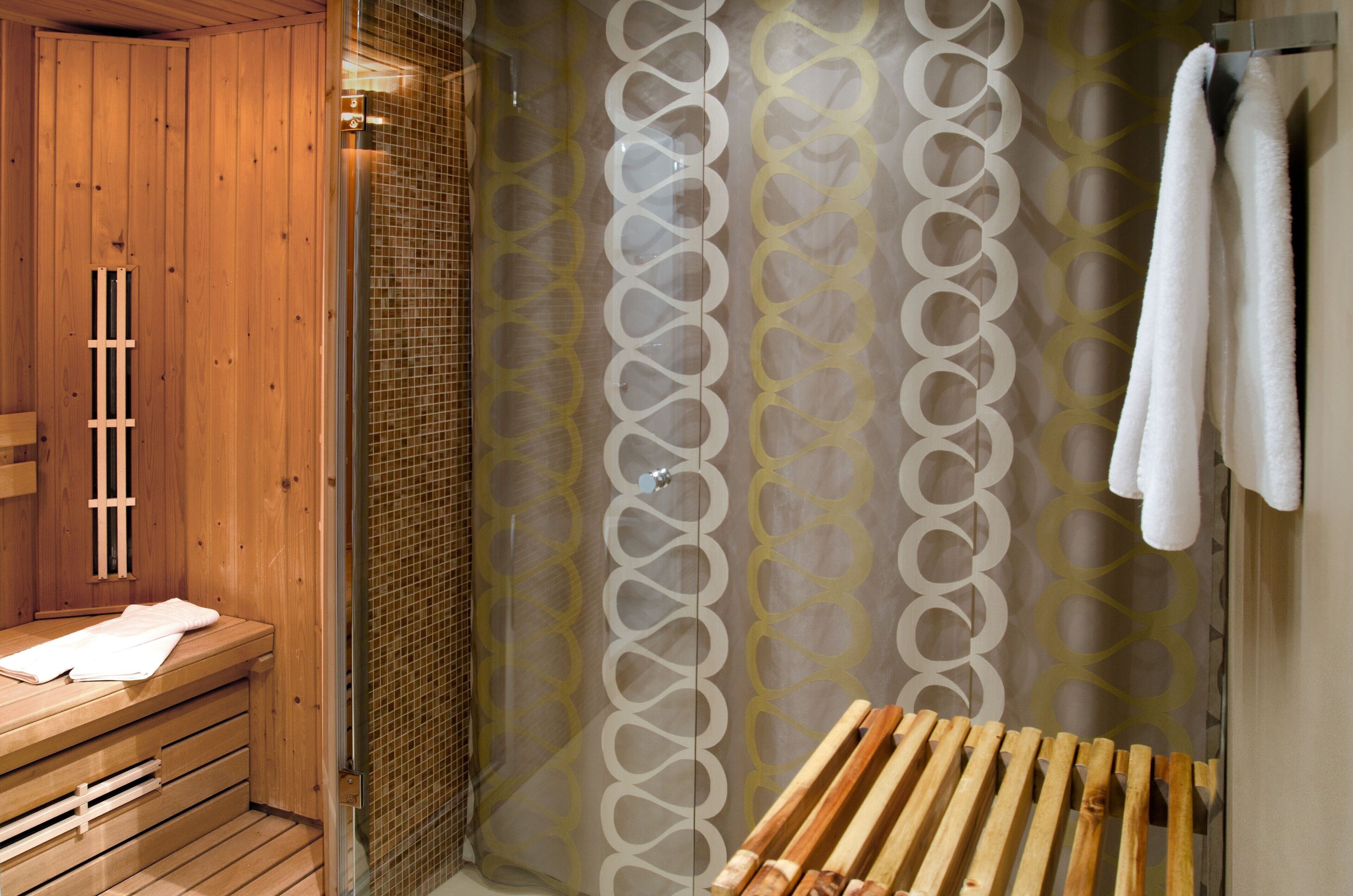 signature penthouse spa suite lakeside | bathroom | free toiletries, hair dryer, slippers, towels