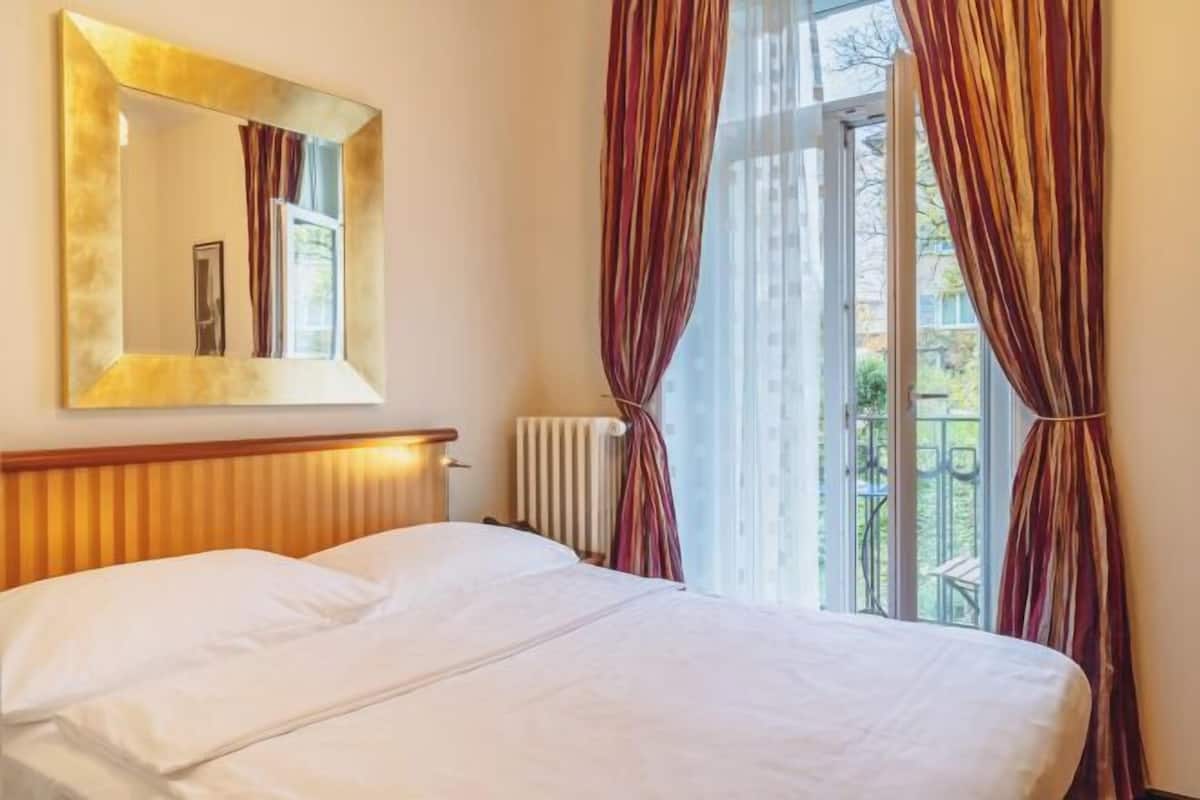 Een minibar, een kluis op de kamer, een bureau