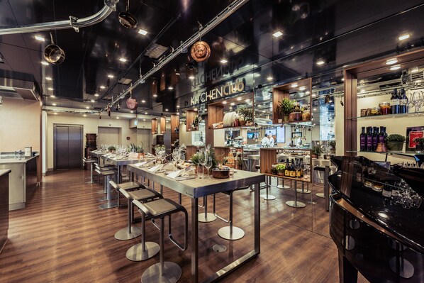 Breakfast, lunch, dinner served; Mediterranean cuisine 