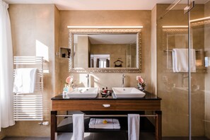 Penthouse Junior Suite Lakeside | Bilik Mandi | Kelengkapan dandanan diri percuma, pengering rambut, selipar