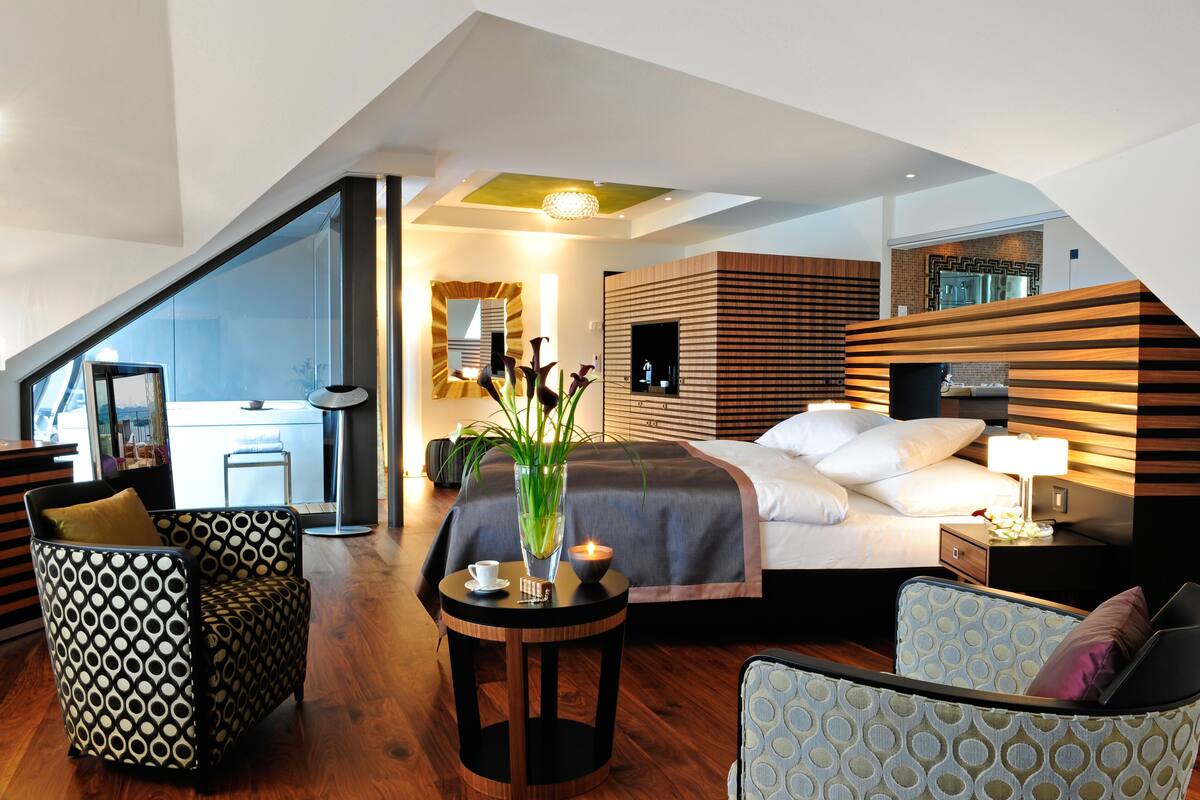 penthouse spa suite lakeside | 1 bedroom, minibar, in-room safe, individually decorated