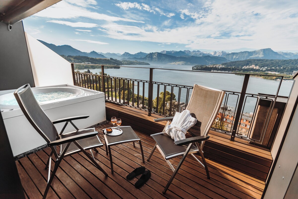 Suite – deluxe, spabadekar, utsikt mot innsjø | Minibar, safe på rommet, skrivebord og strykejern/-brett