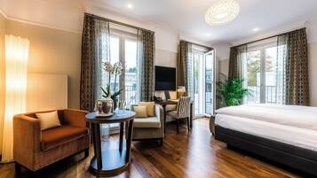 Penthouse Junior Suite Corner | Minibar, una cassaforte in camera, con stile personalizzato