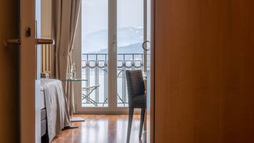 Single Room Lakeside | Minibar, in-room safe, individually decorated, individually furnished