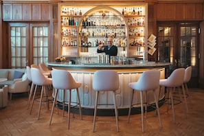 2 bars/lounges, piano bar, rooftop bar