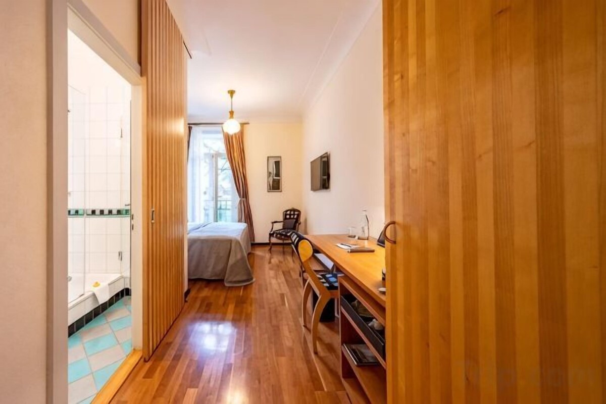 Minibar, caja de seguridad en la habitación y escritorio 