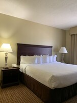 1 多间卧室、办公桌、遮光窗帘、熨斗/熨衣板